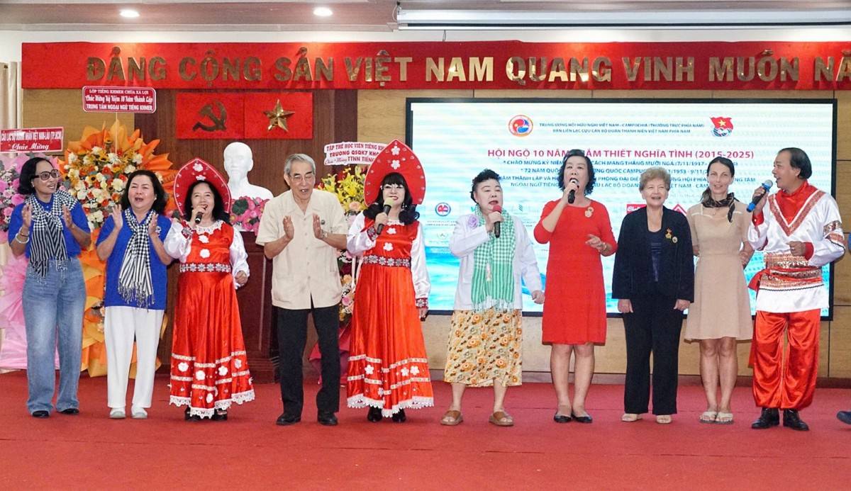  chương trình “Hội ngộ 10 năm thắm thiết nghĩa tình”