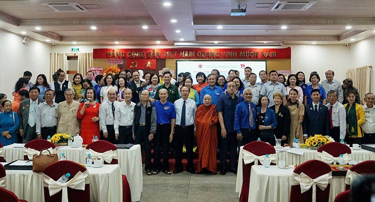 Các đại biểu chụp ảnh kỷ niệm.