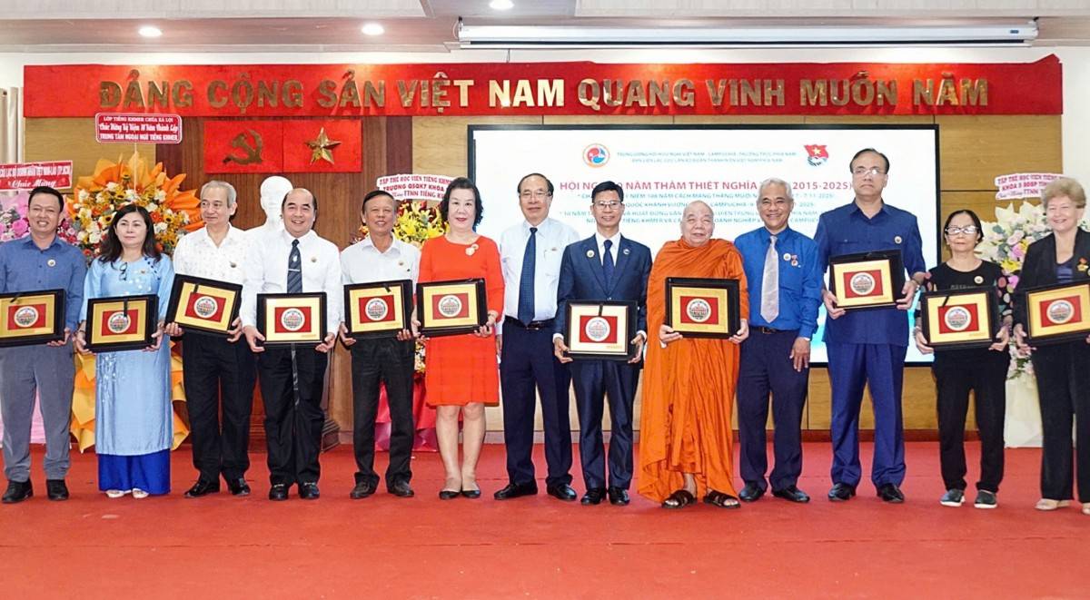 Trao Kỷ niệm chương Vì tình hữu nghị Việt Nam - Campuchia 