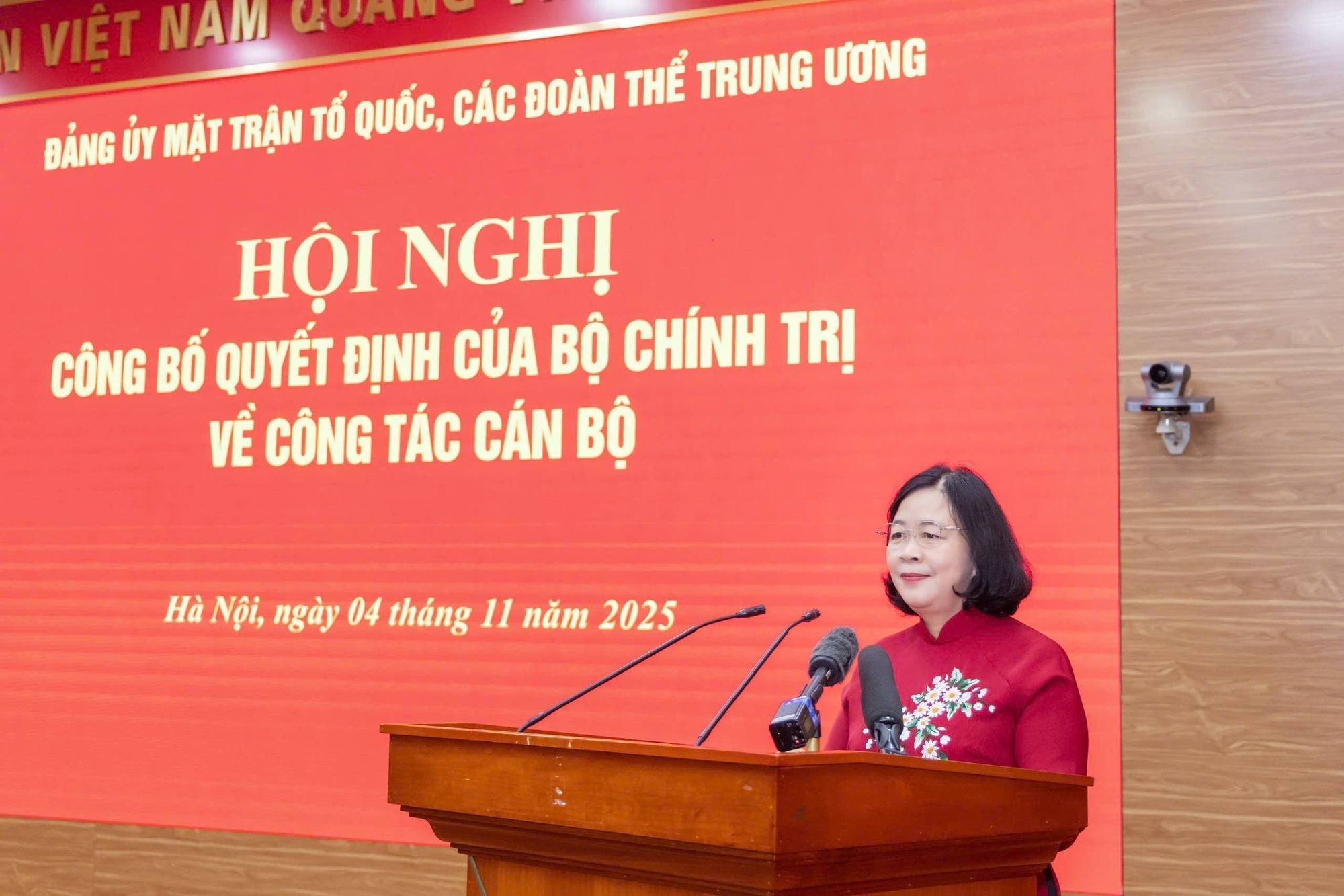 Tân Bí thư Đảng ủy Mặt trận Tổ quốc, các đoàn thể Trung ương Bùi Thị Minh Hoài phát biểu nhận nhiệm vụ.