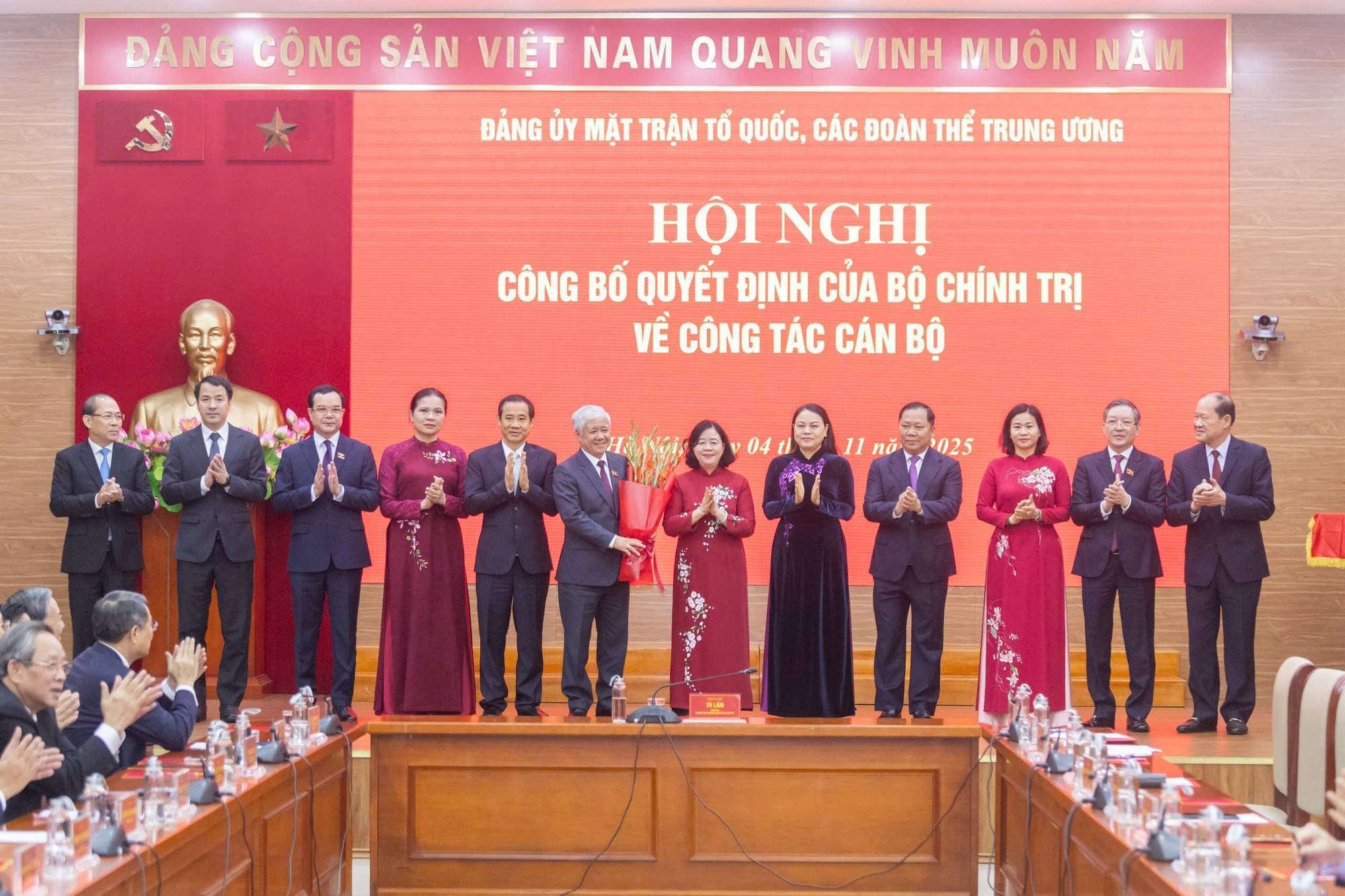 Phó Bí thư Thường trực Đảng ủy Quốc hội, Chủ tịch Ủy ban Trung ương Mặt trận Tổ quốc Việt Nam Đỗ Văn Chiến đã tặng hoa chúc mừng tân Bí thư Đảng ủy Mặt trận Tổ quốc, các đoàn thể Trung ương Bùi Thị Minh Hoài.