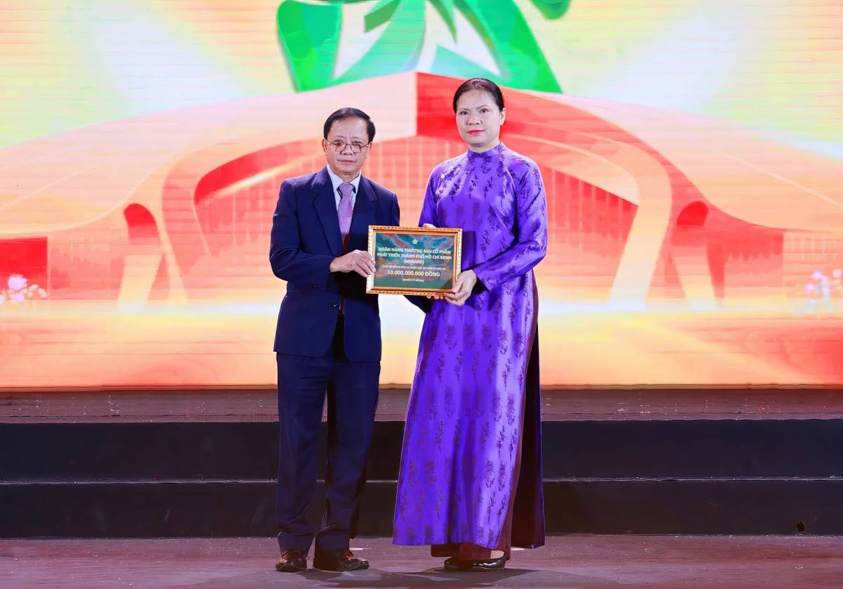 Đại diện HDBank trao tặng 10 tỷ đồng chung tay hỗ trợ đồng bào miền núi phía Bắc và miền Trung khắc phục hậu quả bão lũ, tại Lễ bế mạc Hội chợ Mùa Thu 2025 (Hà Nội), tối 3/11