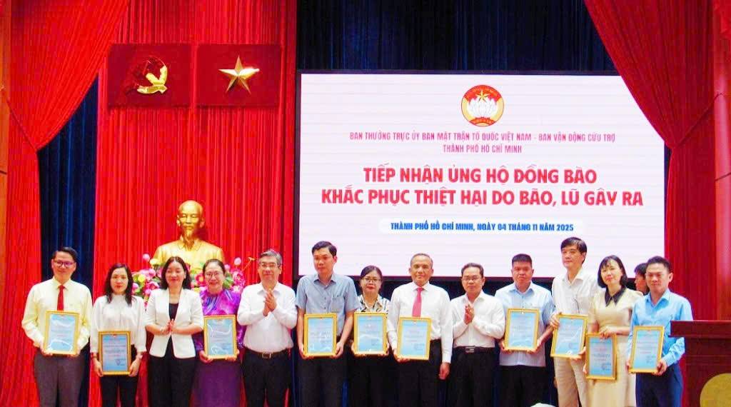 Lãnh đạo Ủy ban MTTQ Việt Nam TP.Hồ Chí Minh trao thư cảm ơn đến các đơn vị ủng hộ đồng bào khắc phục thiệt hại do bão, lũ gây ra