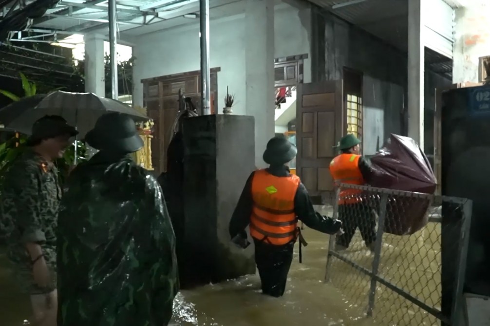 Quảng Trị: Huy động 250 cán bộ, chiến sỹ công an, quân đội di dời hơn 100 hộ dân ở xã Cam Lộ bị ngập lụt