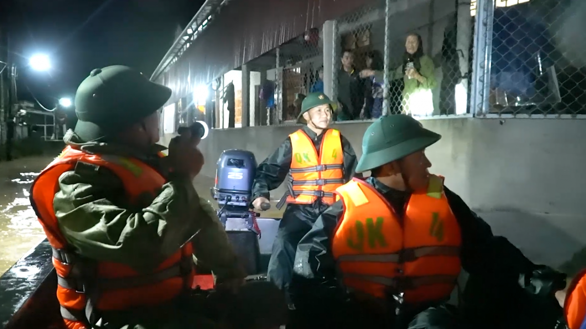 Quảng Trị: Huy động 250 cán bộ, chiến sỹ công an, quân đội di dời hơn 100 hộ dân ở xã Cam Lộ bị ngập lụt