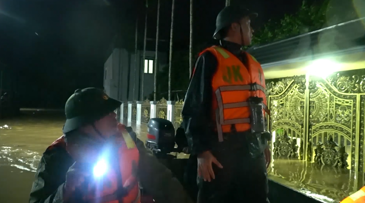 Quảng Trị: Huy động 250 cán bộ, chiến sỹ công an, quân đội di dời hơn 100 hộ dân ở xã Cam Lộ bị ngập lụt