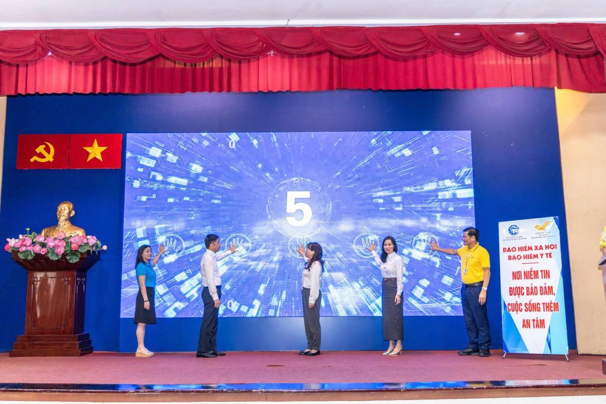 Bấm nút phát động “60 ngày tăng tốc - Hoàn thành chỉ tiêu phát triển người tham gia BHXH, BHYT năm 2025”.