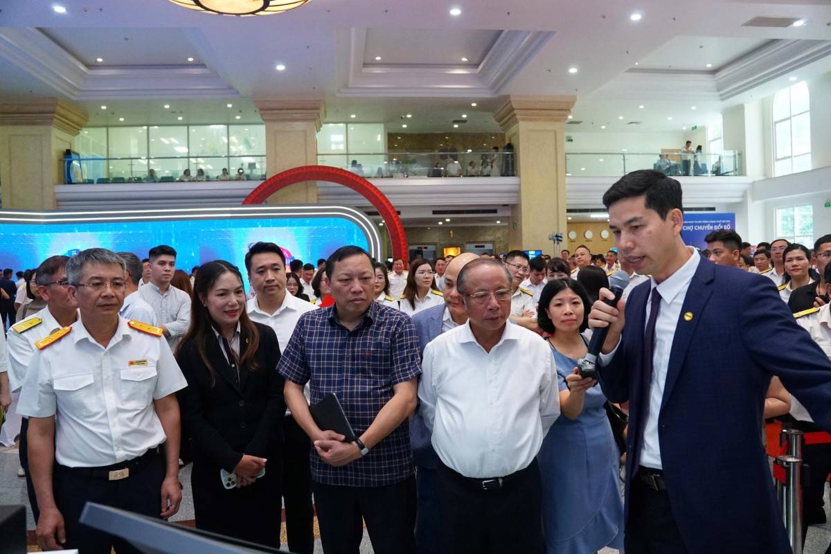 Tổng giám đốc Tập đoàn MISA Lê Hồng Quang trình bày giải pháp trước Ông Nguyễn Văn Thân, Chủ tịch Hiệp hội Doanh nghiệp nhỏ và vừa Việt Nam (VINASME) và các đại biểu Đảng, Bộ, Ngành về Giải pháp quản lý bán hàng MISA eShop cho các hộ kinh doanh với AI lên đơn bằng giọng nói để người kinh doanh lớn tuổi, không thạo công nghệ, mắt kém cũng dễ sử dụng.