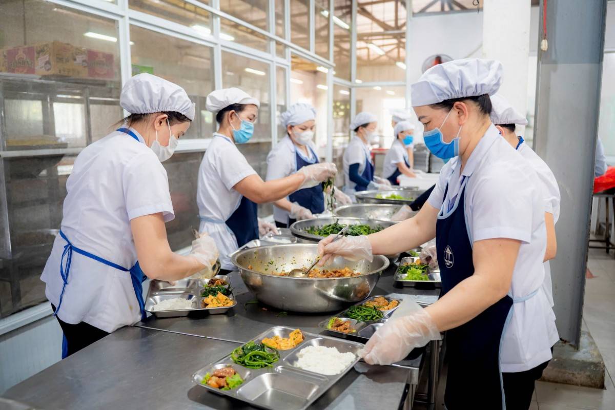 Người đứng đầu bếp ăn tập thể chịu trách nhiệm về an toàn thực phẩm