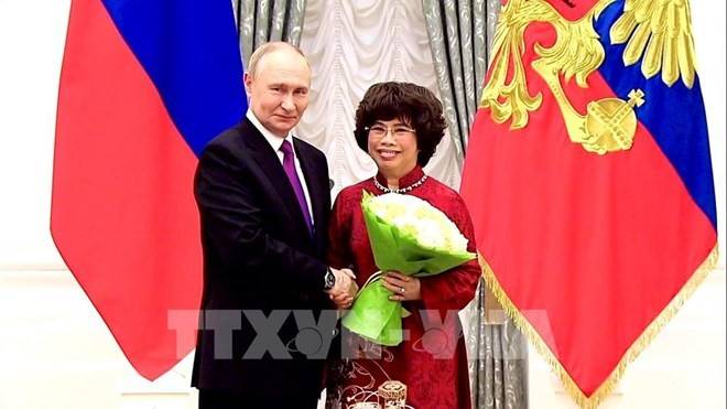 Tổng thống Vladimir Putin và Anh hùng Lao động Thái Hương. Ảnh: TTXVN