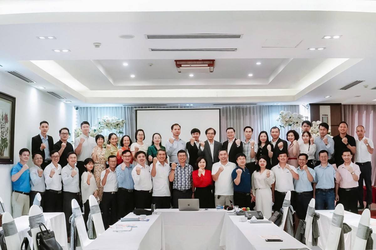 TS. Tô Hoài Nam - Phó Chủ tịch Thường trực kiêm Tổng Thư ký cùng hội viên VINASME trong hoạt động kết nối và đào tạo nâng cao năng lực cho doanh nghiệp.