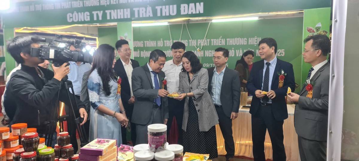 Các đại biểu tham quan gia hàng