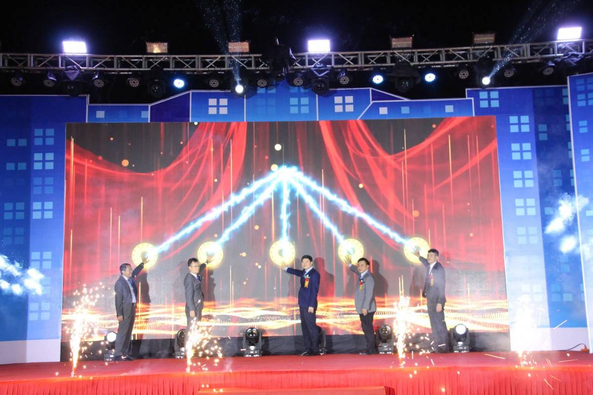 Các đại biểu nhấn nút khai mạc Hội chợ Công thương vùng đồng bằng sông Hồng - Hải Phòng năm 2025.