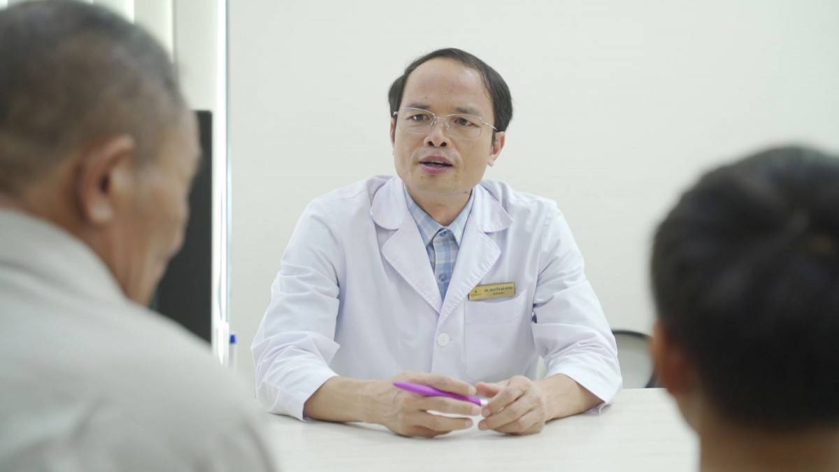 BS Nguyễn Bá Hưng thăm khám cho Công Bách