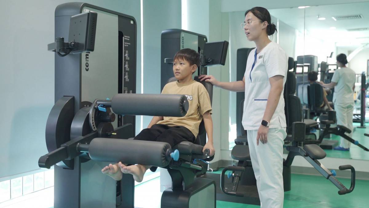 Bệnh nhân tập luyện với hệ thống máy Compass 600