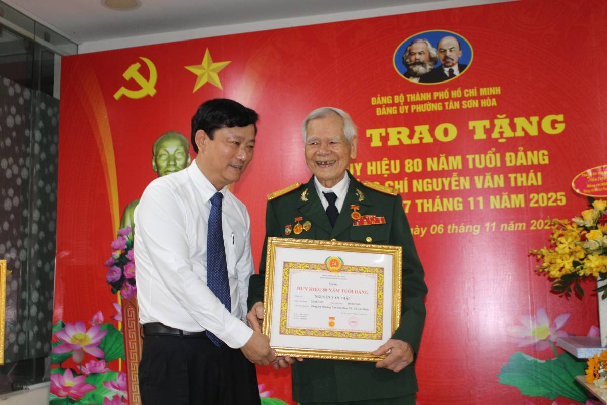 Chủ tịch HĐND TP.HCM Võ Văn Minh trao tặng huy hiệu 80 năm tuổi Đảng cho đồng chí Nguyễn Văn Thái