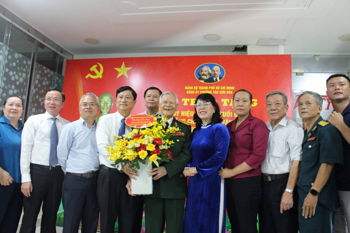 Chủ tịch HĐND TP.HCM Võ Văn Minh trao tặng huy hiệu 80 năm tuổi Đảng cho đồng chí Nguyễn Văn Thái