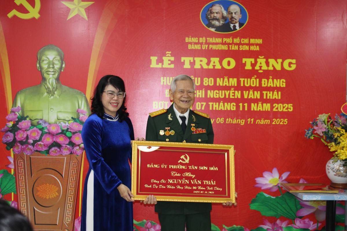 Chủ tịch HĐND TP.HCM Võ Văn Minh trao tặng huy hiệu 80 năm tuổi Đảng cho đồng chí Nguyễn Văn Thái