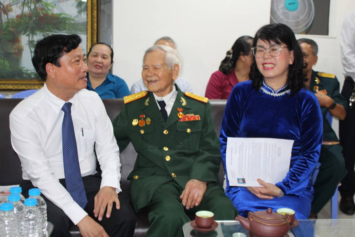 Chủ tịch HĐND TP.HCM Võ Văn Minh trao tặng huy hiệu 80 năm tuổi Đảng cho đồng chí Nguyễn Văn Thái