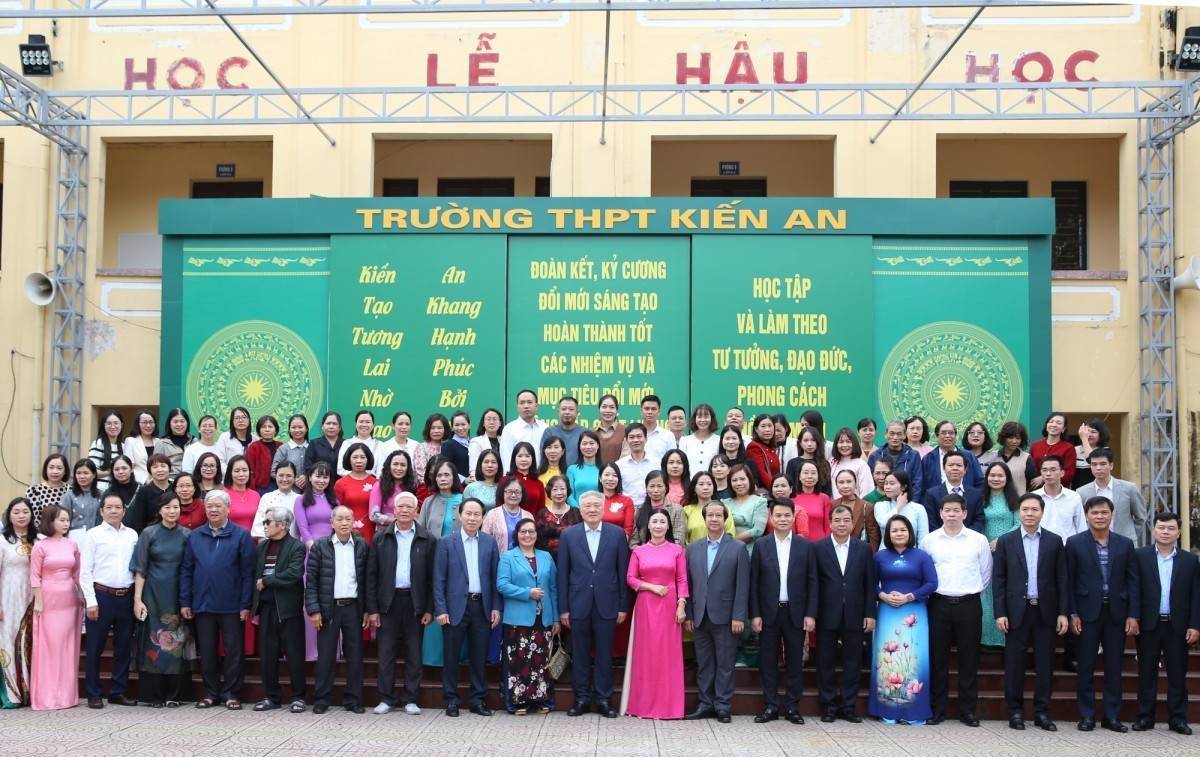 Phó Thủ tướng Thường trực Chính phủ Nguyễn Hòa Bình thăm Trường THPT Kiến An