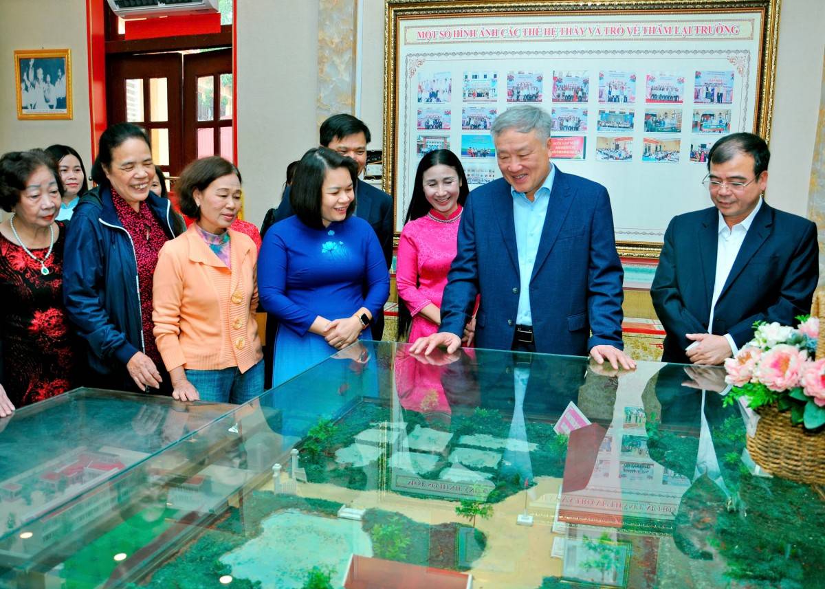 Phó Thủ tướng Nguyễn Hòa Bình thăm Trường THPT Kiến An: Ngọn lửa tri thức thắp sáng từ truyền thống đến tương lai