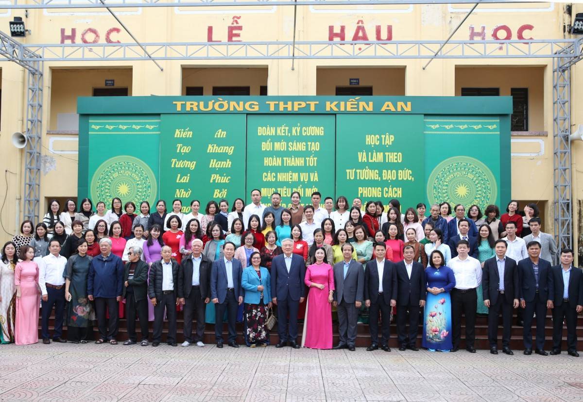 Phó Thủ tướng Thường trực Chính phủ Nguyễn Hòa Bình cùng các thế hệ giáo viên của Trường THPT Kiến An - Ảnh: VGP/Nguyễn Hoàng