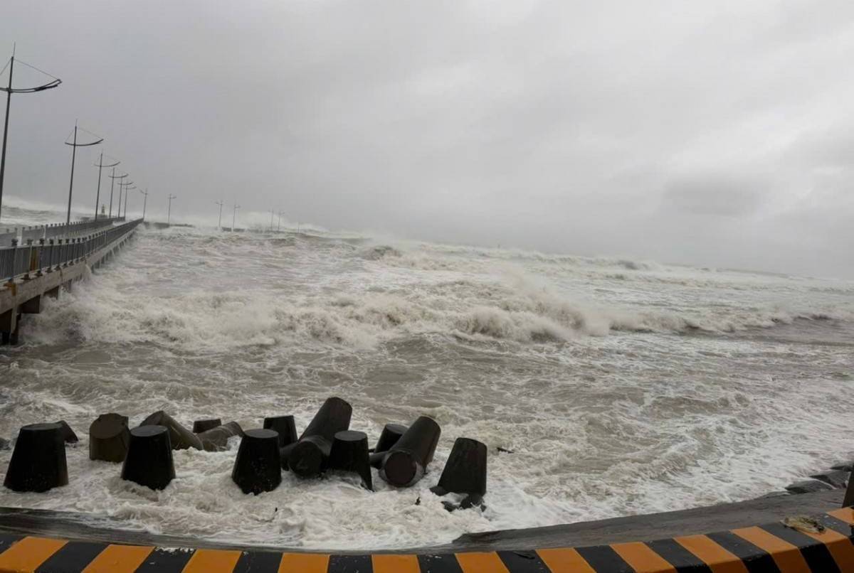 Quảng Ngãi: Triều cường cùng sóng lớn, nhiều địa phương ven biển thiệt hại do bão số 13