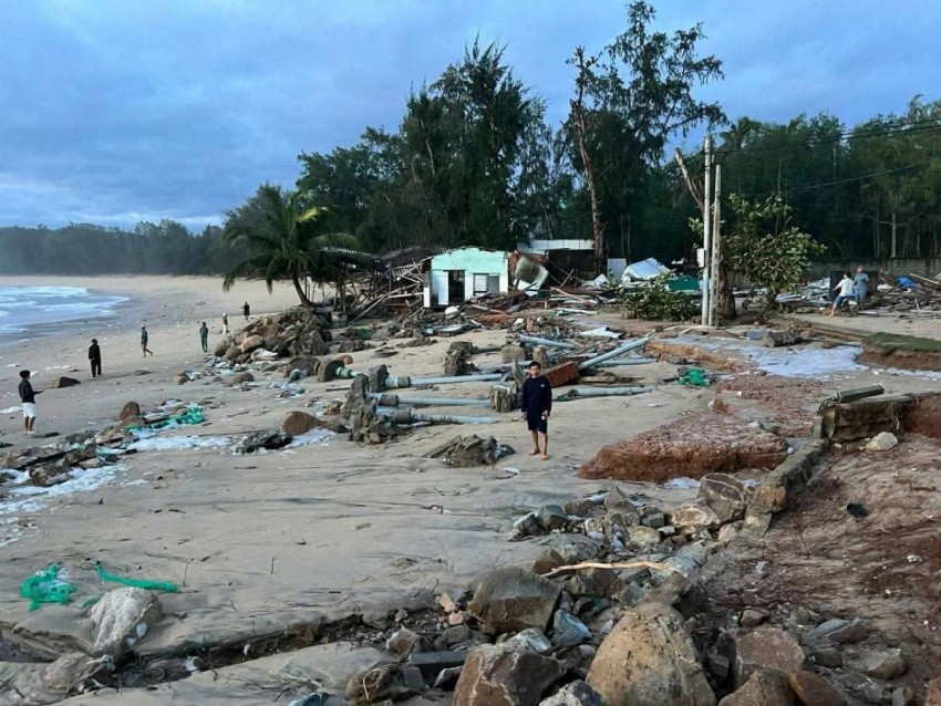 Quảng Ngãi: Triều cường cùng sóng lớn, nhiều địa phương ven biển thiệt hại do bão số 13