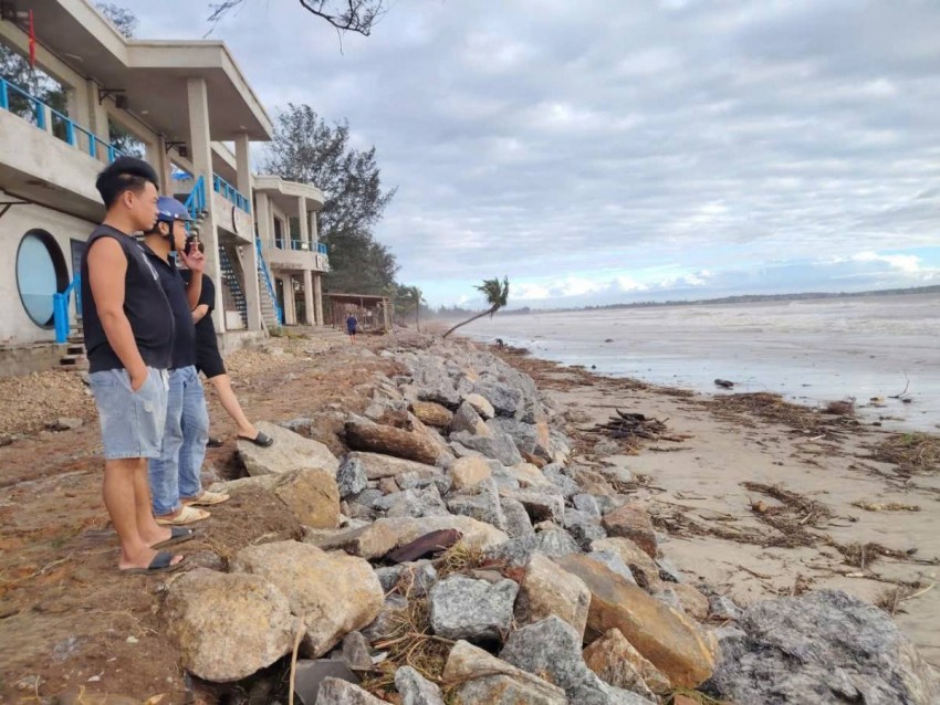 Do ảnh hưởng bão số 13, sóng biển cao ập vào bờ biển xã Tịnh Khê gây sạt lỡ nghiêm trọng