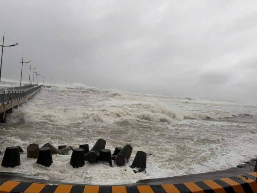 Tại Đặc khu Lý Sơn, bão số 13 gây triều cường dân cao hơn 4m, vượt qua bờ kè khiến gần 500 ngôi nhà tại đây bị ngập