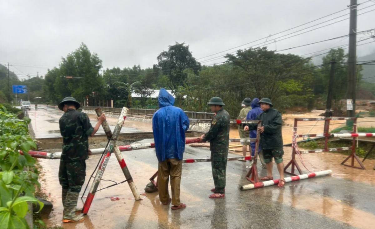 Thủ tướng yêu cầu hoàn thành sơ tán dân tại khu vực nguy hiểm trước 15h hôm nay, ứng phó khẩn cấp với bão số 13