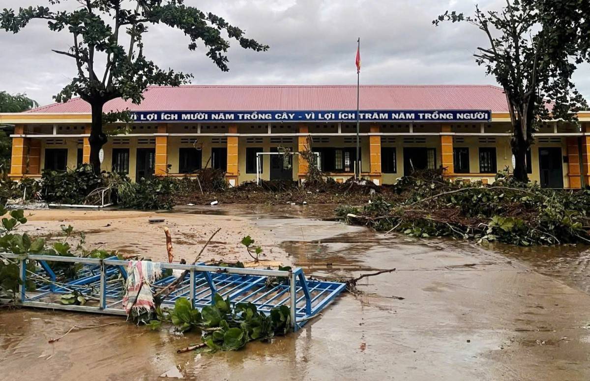 Nhiều vật dụng, cây cối tại Trường tiểu học Phú Mỡ, tỉnh Đắk Lắk bị hư hỏng nặng do bão số 13.