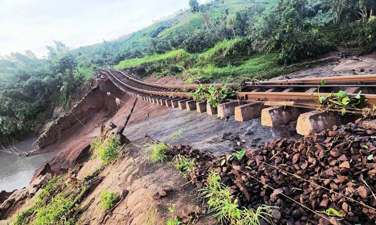  Đoạn đường sắt từ Km 1136+800 đến Km1136+900 (PL-VC) qua địa phận xã Xuân Lãnh, tỉnh Đắk Lắk bị nước xói nền, treo ray.