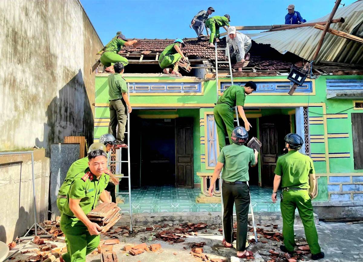 Công an xã Hòa Thịnh, tỉnh Đắk Lắk tích cực giúp người dân sửa lại nhà ở bị hư hại sau bão.