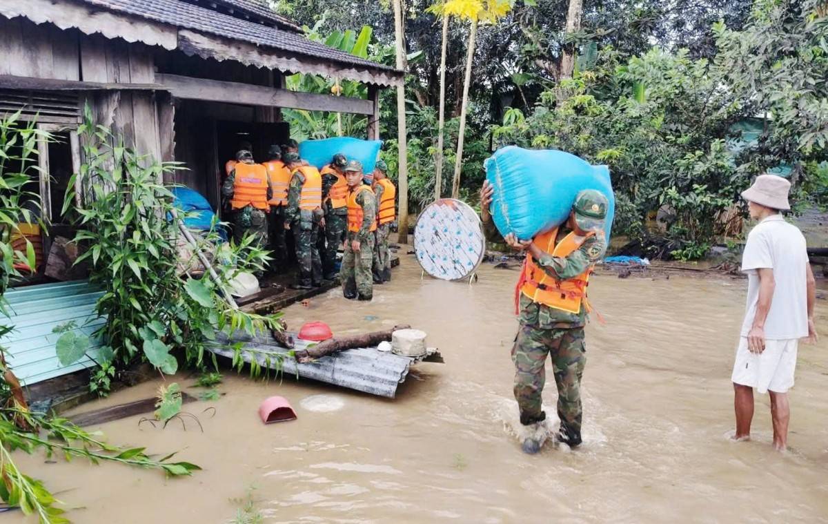 Cán bộ, chiến sỹ LLVT phòng thủ khu vực 3 - Ea Súp cùng nhân dân khắc phục hậu quả sau bão số 13.