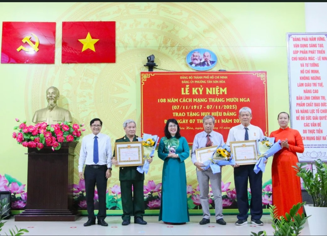 Phường Tân Sơn Hòa (TP.Hồ Chí Minh) trao huy hiệu Đảng cho 36 đồng chí