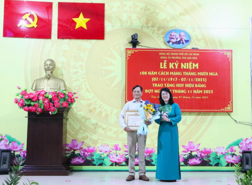 Phường Tân Sơn Hòa (TP.Hồ Chí Minh) trao huy hiệu Đảng cho 36 đồng chí