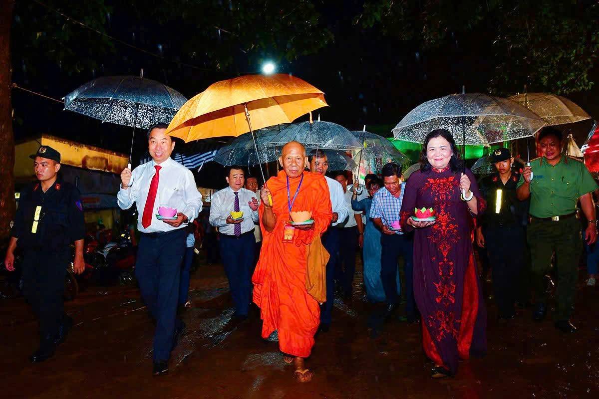 Một hoạt động không thể thiếu trong đêm hội Ok Om Bok là phần thả hoa đăng của lãnh đạo tỉnh và quý vị chư tăng tại danh thắng Ao Bà Om.