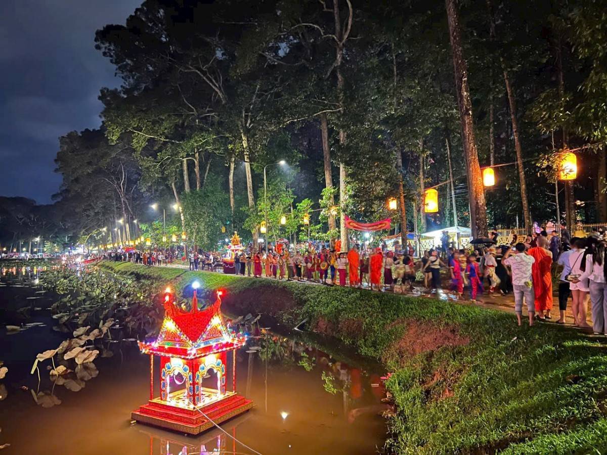 Rực rỡ đêm Lễ hội Ok Om Bok – Tỏa sáng bản sắc văn hóa dân tộc Khmer