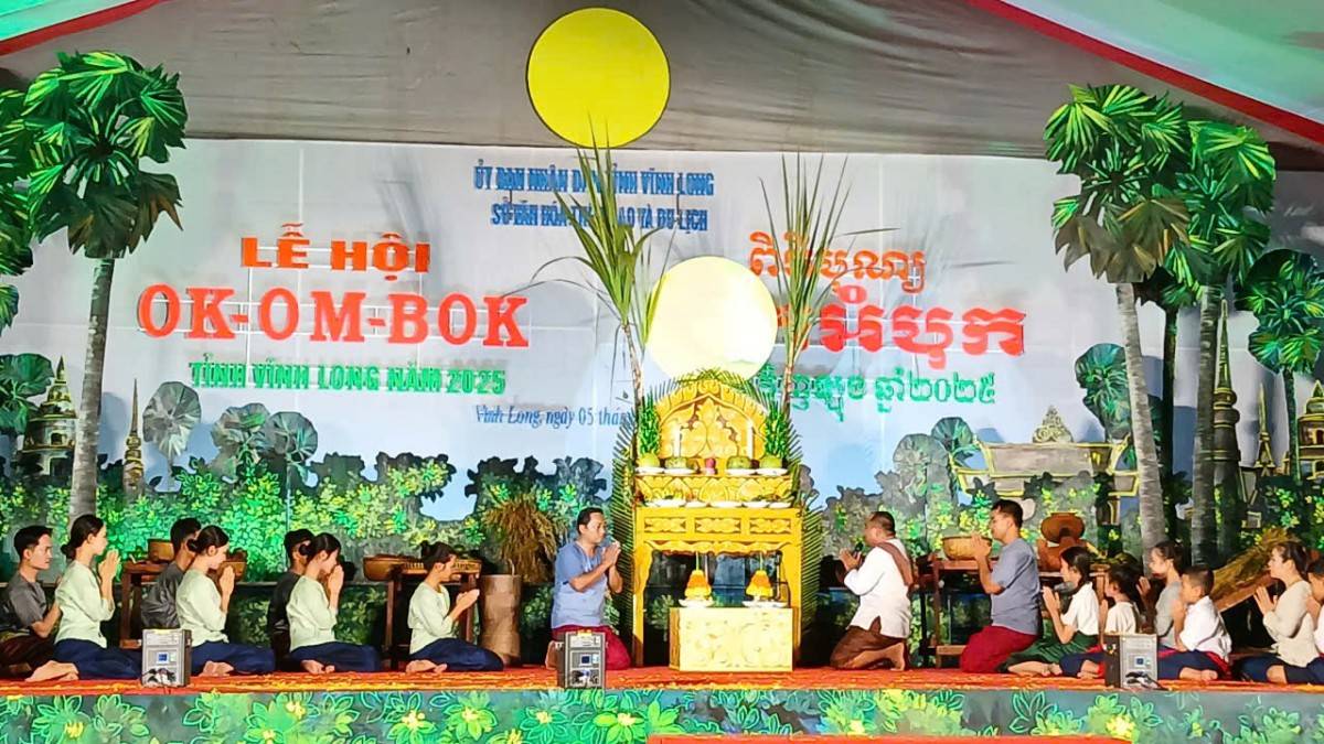 Lễ hội Ok Om Bok, hay hội đút cốm dẹp, được đồng bào Khmer tổ chức trong lúc cúng trăng nên còn được gọi là Lễ hội Cúng trăng, diễn ra vào ngày rằm tháng 10 âm lịch hằng năm.