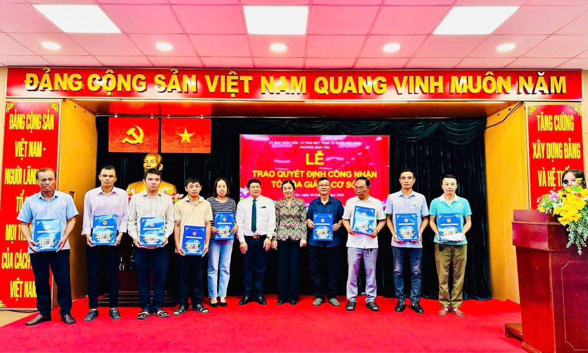 Hội nghị đã trao Quyết định công nhận hòa giải viên và Tổ trưởng Tổ hòa giải ở cơ sở 59 Khu phố