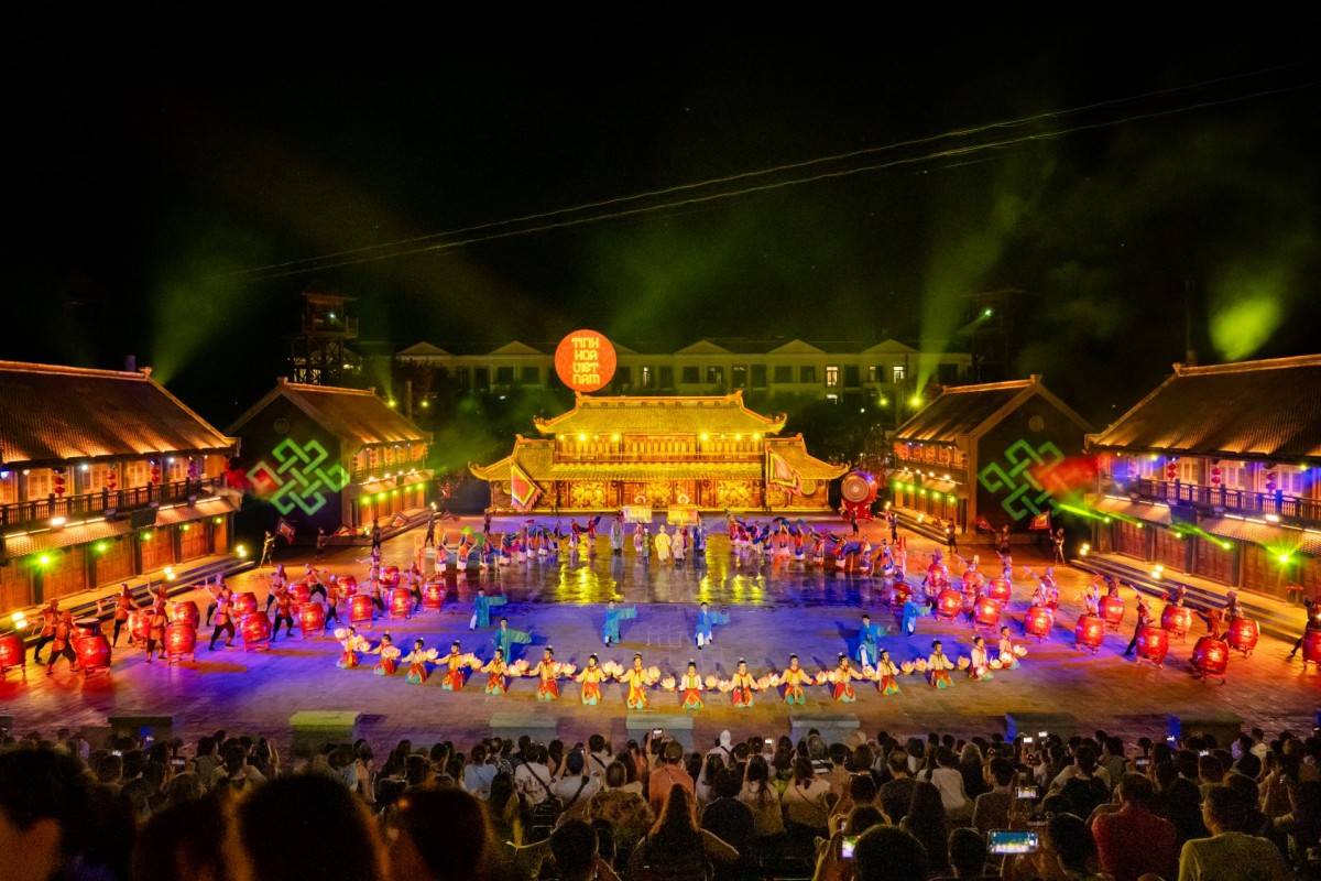 Vingroup cũng góp phần quảng bá rộng rãi văn hoá nghệ thuật cổ truyền dân tộc thông qua các show thực cảnh sống động, được biểu diễn tại các khu du lịch Vinpearl.