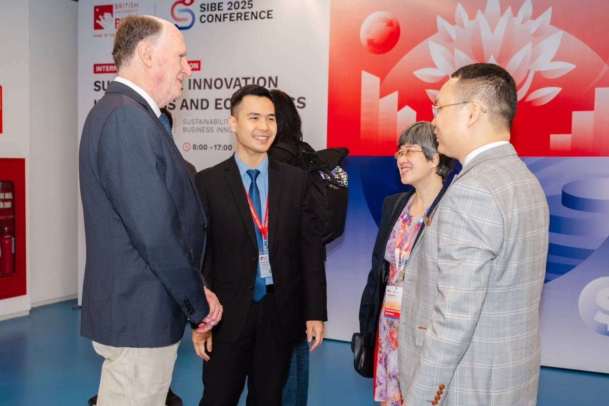 Các đại biểu trao đổi bên lề hội thảo, chia sẻ góc nhìn về đổi mới và phát triển bền vững. Link ảnh