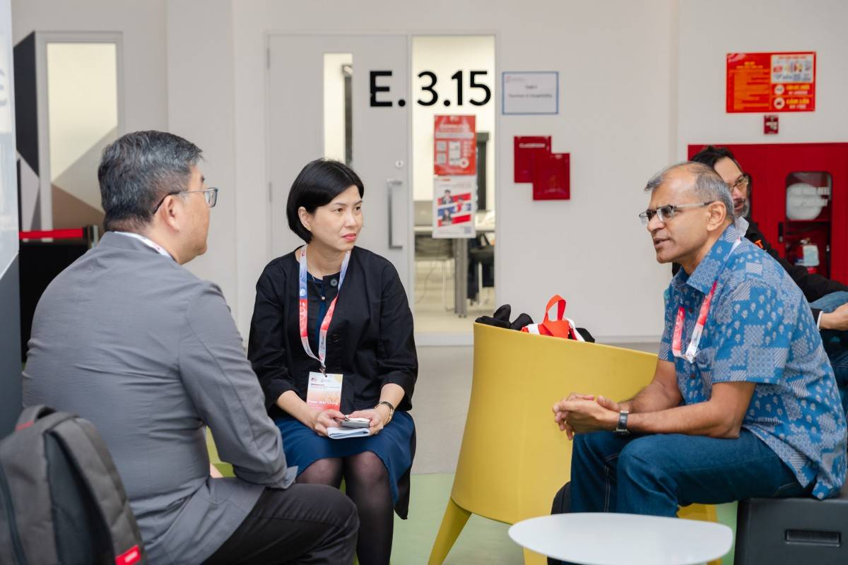 Diễn giả và khách mời thảo luận về các chủ đề nghiên cứu trong khuôn khổ hội thảo SIBE 2025