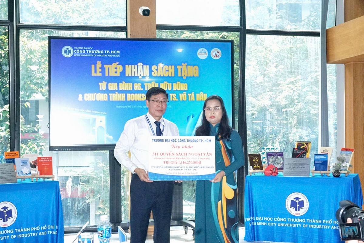 Bà Lê Thị Mỹ Châu, đại diện gia đình TS. Võ Tá Hân trao tặng sách đến Nhà trường.