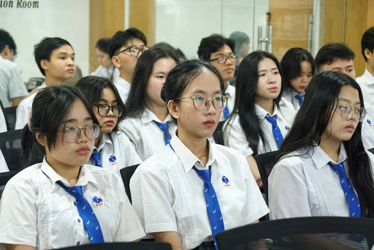 Sinh viên Trường Đại học Công thương TP. Hồ Chí Minh tại buổi lễ trao nhận sách.