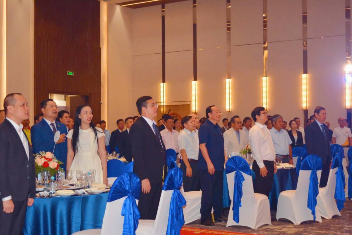 Các  đại  biểu  làm  lễ  chào  cờờ, hát  Quốc  ca  trước  khi  khai  mạc  Đại  hội