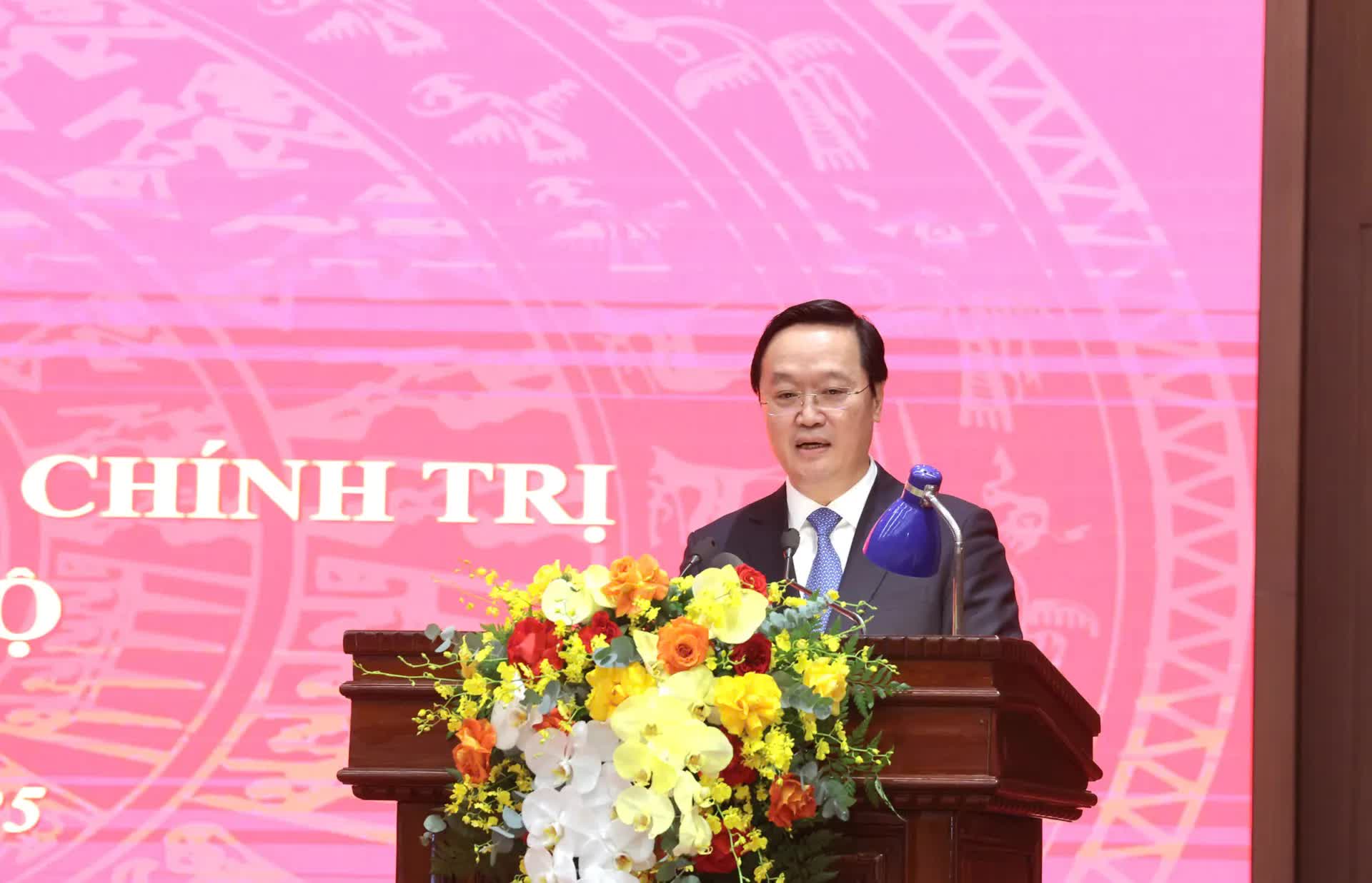 Tân Phó Bí thư Thành ủy Hà Nội Nguyễn Đức Trung phát biểu tại hội nghị.