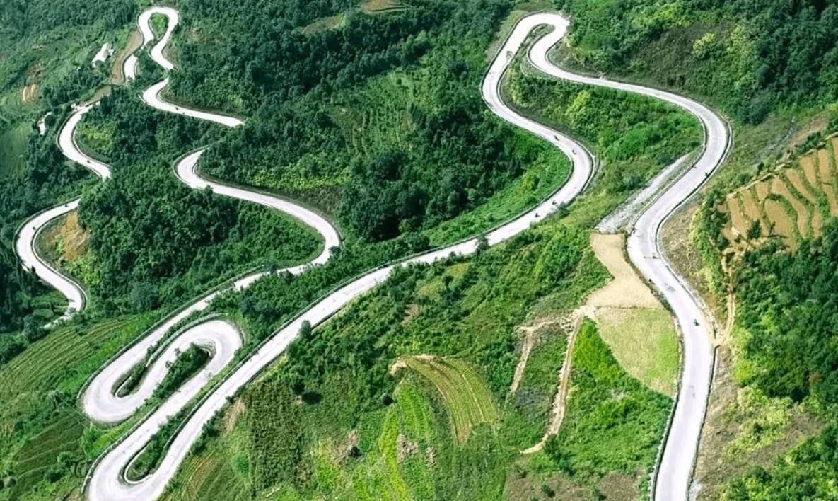 Mã Pì Lèng “sống mũi con ngựa” hùng vĩ và tuyệt tác cảnh quan giữa đại ngàn Tuyên Quang