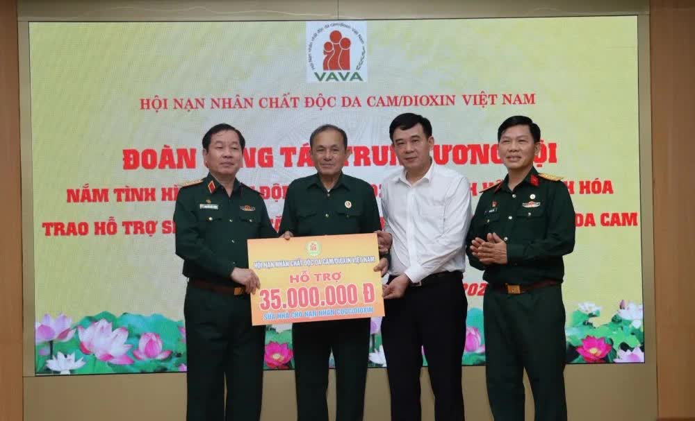 Thanh Hóa: Tặng quà hỗ trợ các nạn nhân chất độc da cam/dioxin thiệt hại do bão lụt